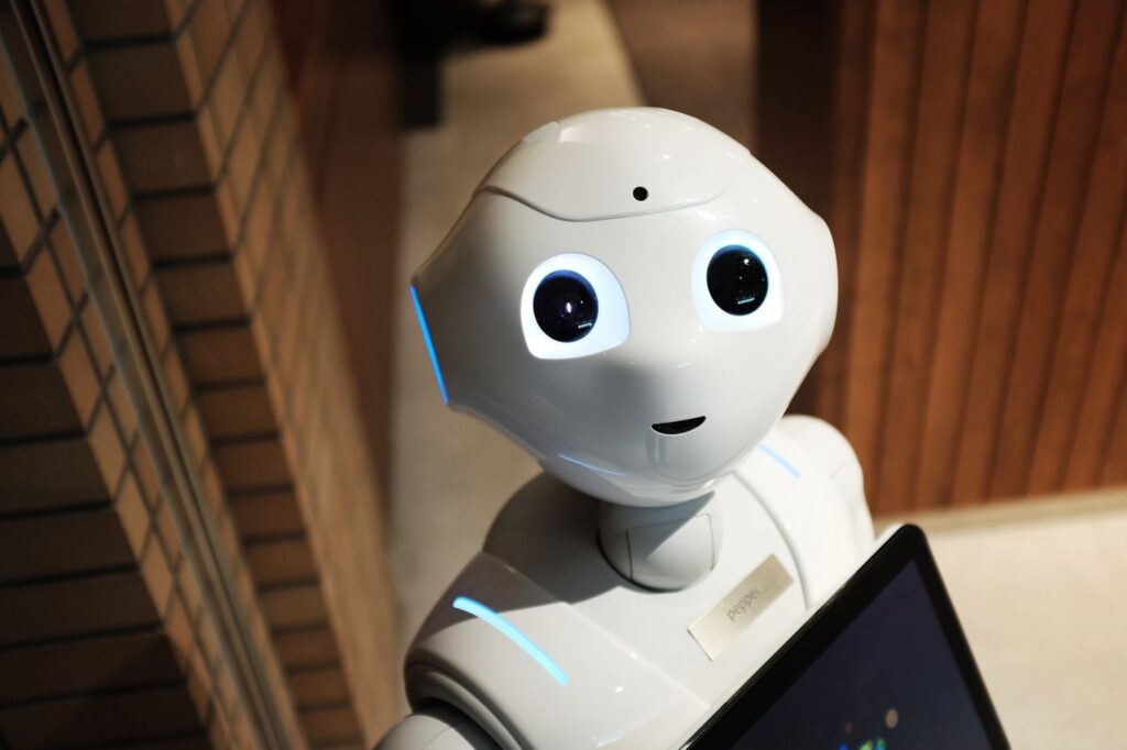 Robot humanoide futurista en un entorno urbano