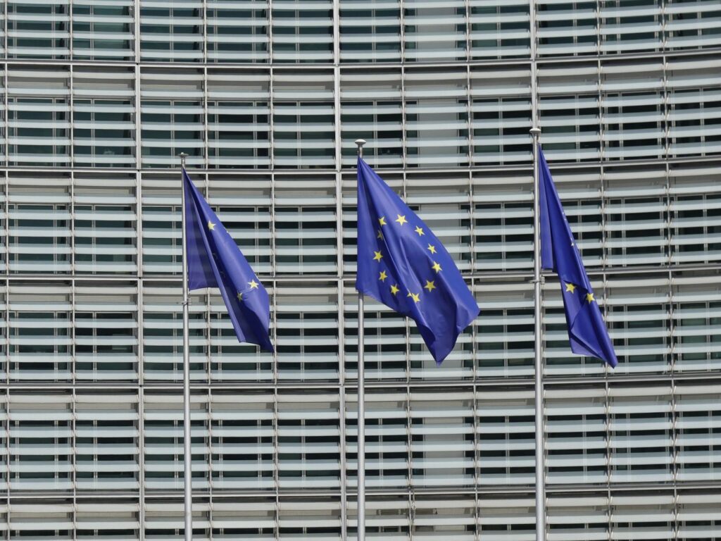 Banderas de la Unión Europea frente al edificio Berlaymont, en Bruselas