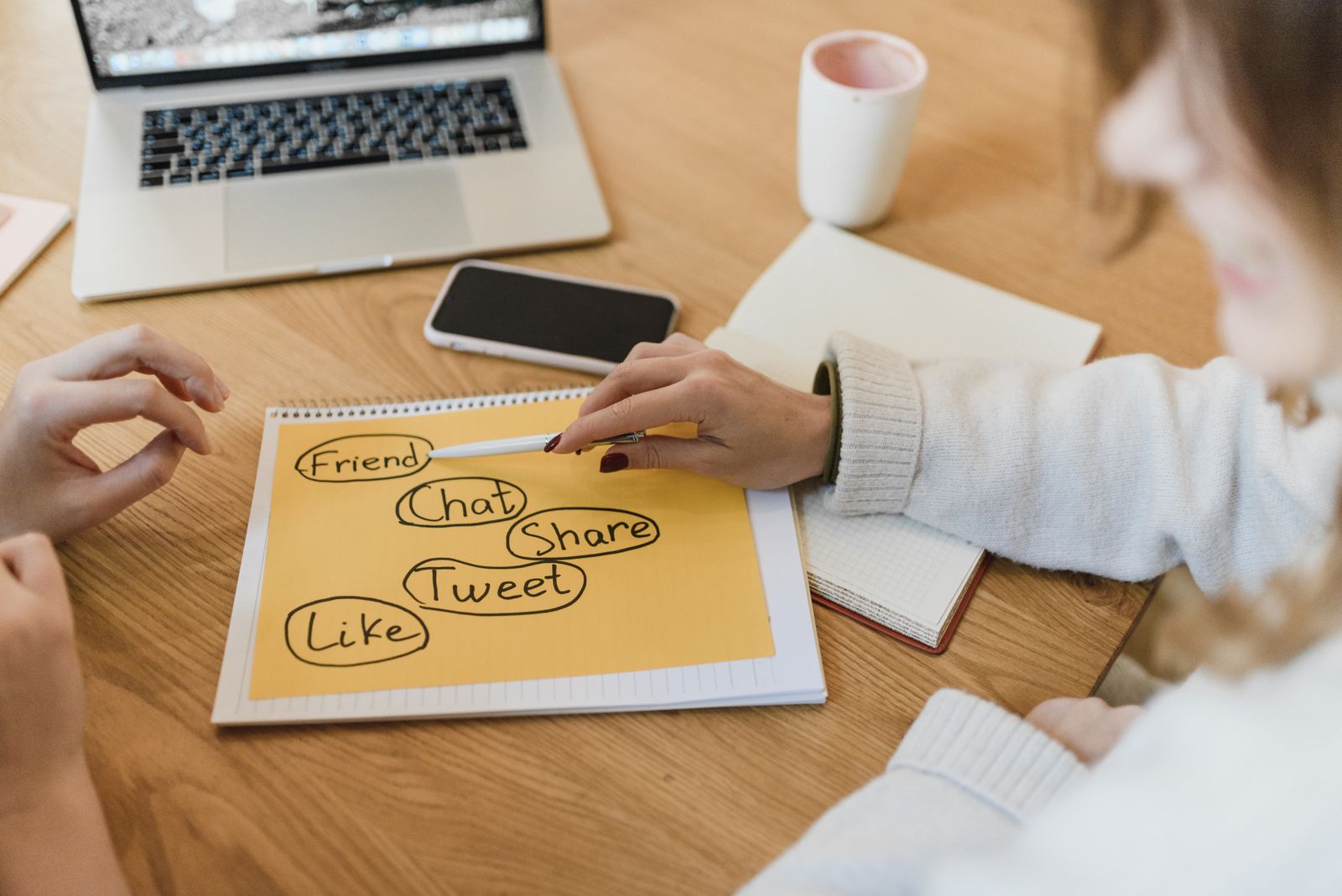 Dos mujeres planificando una estrategia en redes sociales