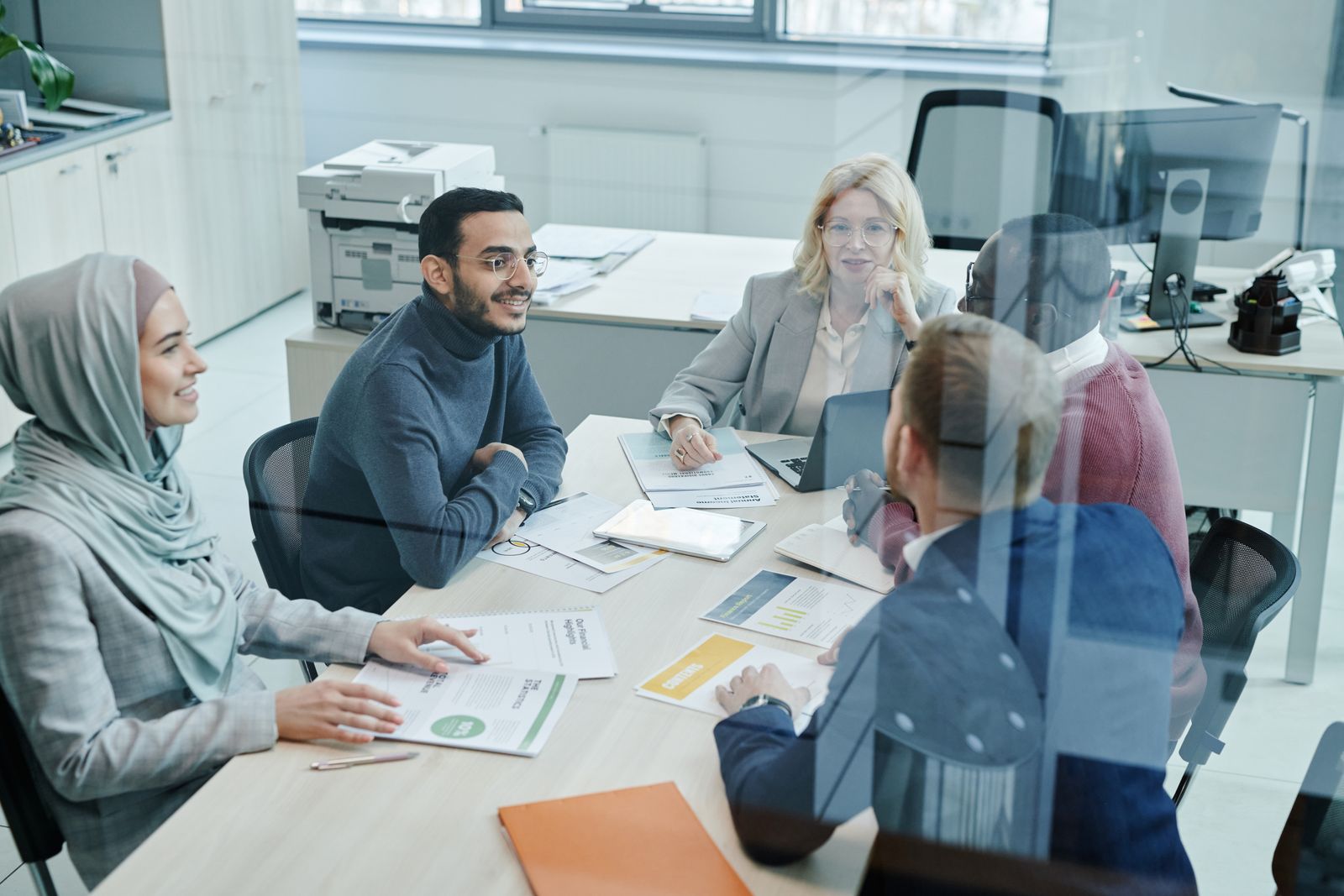 Profesionales reunidos en una oficina moderna