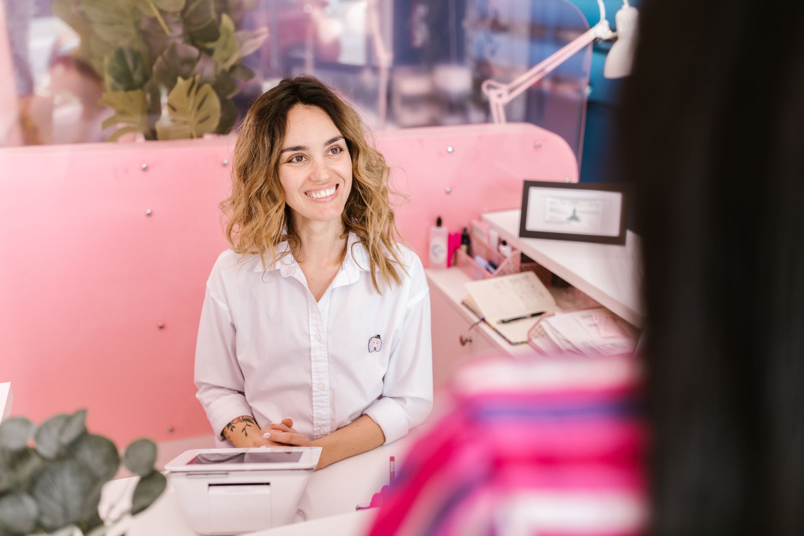 Profesional atendiendo a un cliente