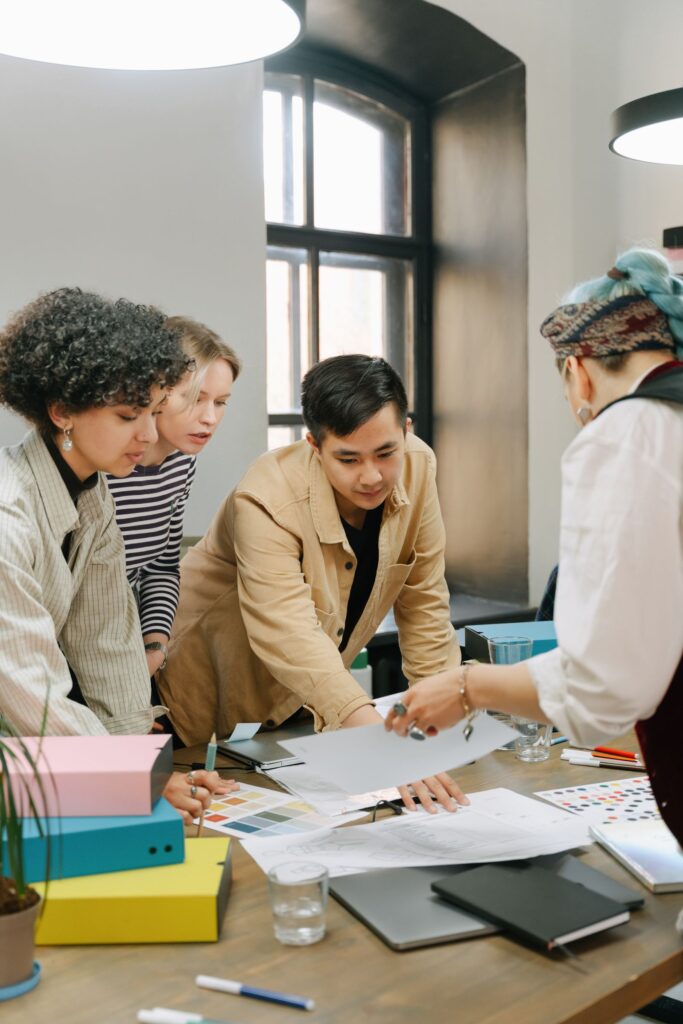 Equipo reunido en una oficina