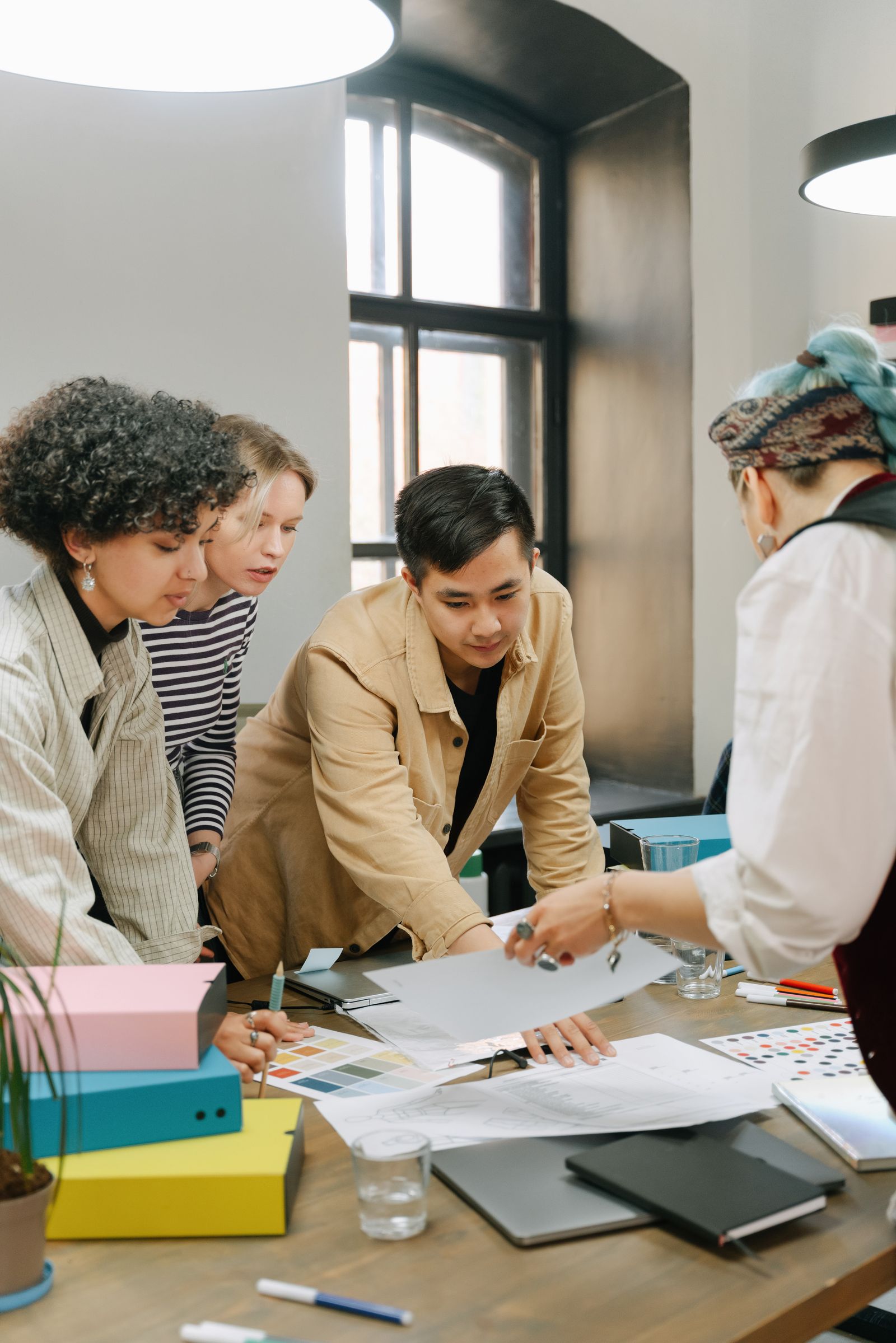 Equipo reunido en una oficina