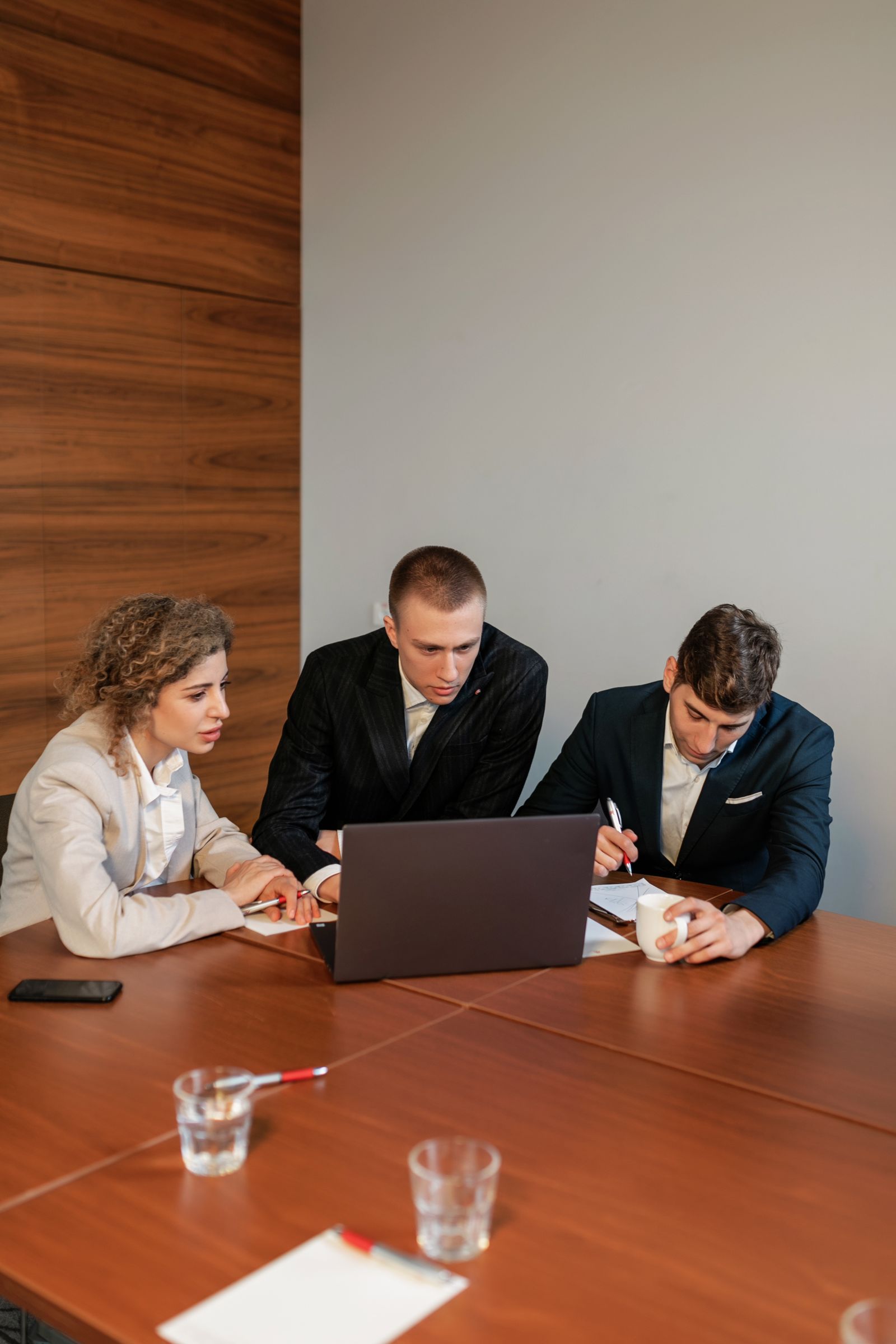 Equipo en una reunión de trabajo