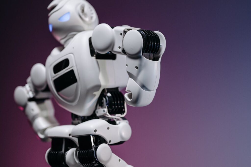 Robot blanco futurista sobre un fondo rosa y violeta