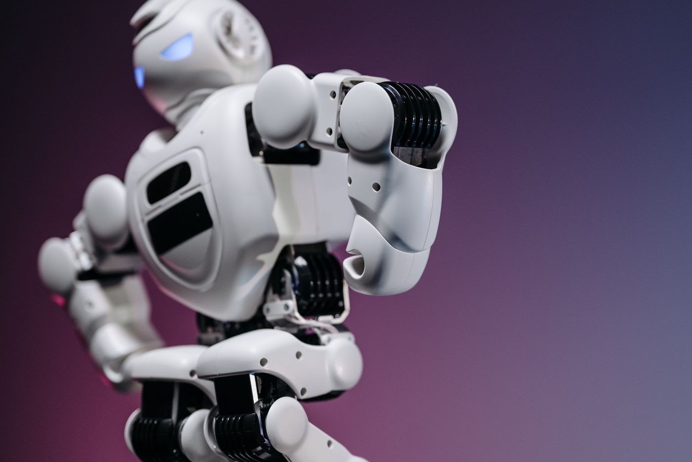 Robot blanco futurista sobre un fondo rosa y violeta
