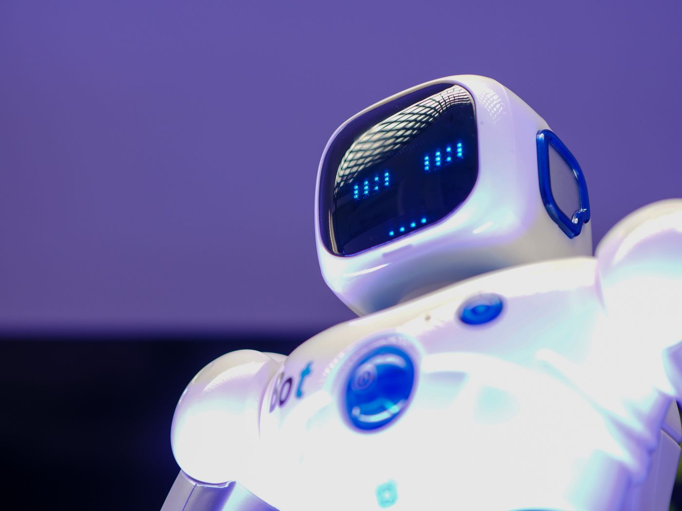 Robot humanoide con una pantalla luminosa como rostro